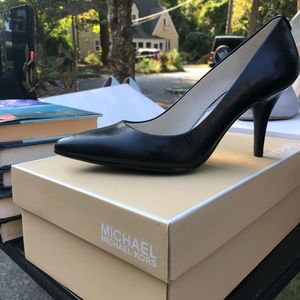 MICHAEL KORS DOROTHY FLEX PUMP MID HEEL